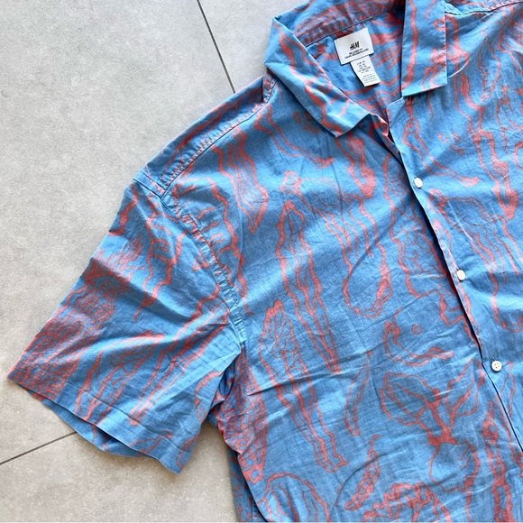 H&M Relaxed Fit Cotton Short Sleeve Shirt in Light Blue and Orange Peach Pattern - Picture 10 of 16